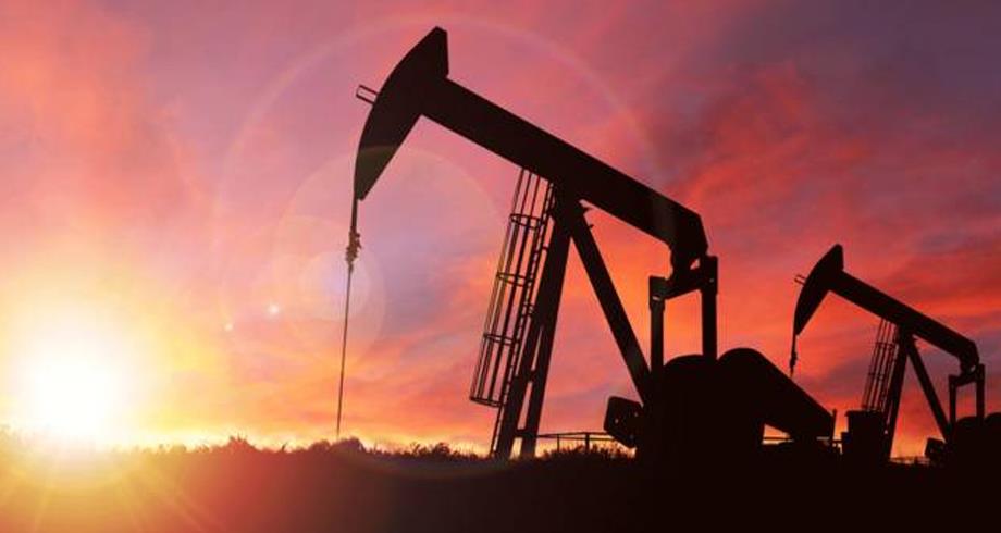 انخفاض أسعار النفط العالمية لأدنى مستوياتها في 6 أشهر